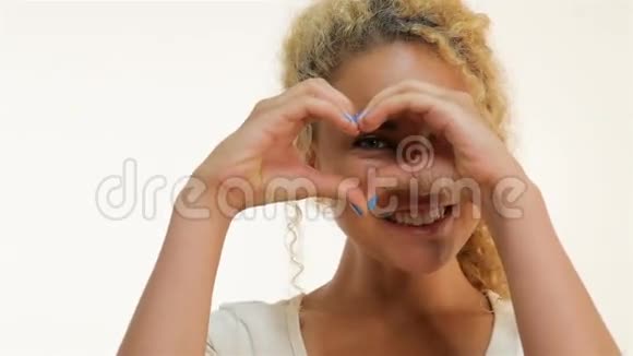 穆拉托女人展示心形手势视频的预览图