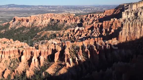 犹他州布莱斯峡谷国家公园西部岩石山悬崖景观壮丽的夏季晴天视频的预览图