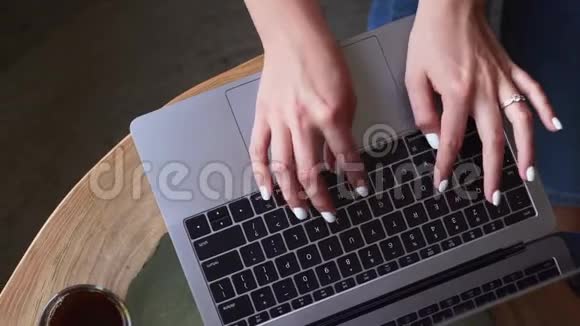 女性的手在键盘上打字视频的预览图