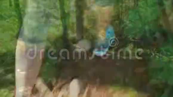 女人在森林里慢跑视频的预览图