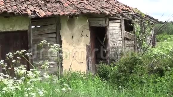 老旧废弃的平房入口大门视频的预览图