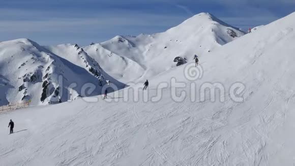 梅罗芬滑雪坡上的滑雪者视频的预览图