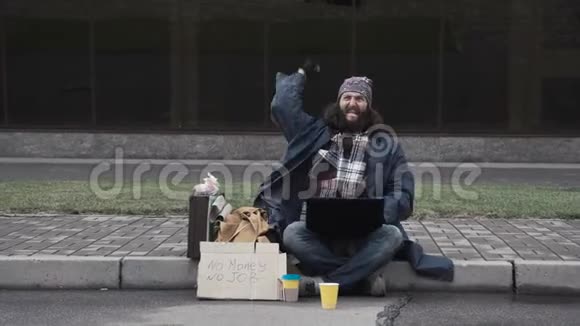 可笑的无家可归的乞丐在网上赢得了财富视频的预览图