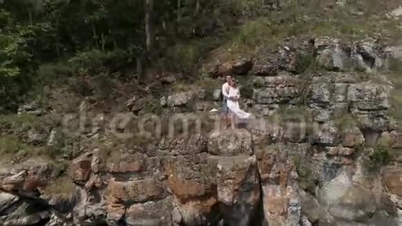 一男一女站在悬崖边视频的预览图