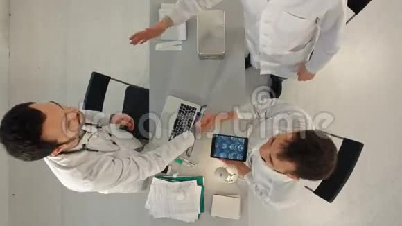 一群拥有平板电脑的快乐医生视频的预览图