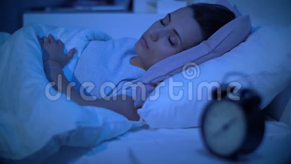 快乐的女人晚上睡觉视频的预览图