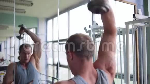 运动员三头肌锻炼视频的预览图