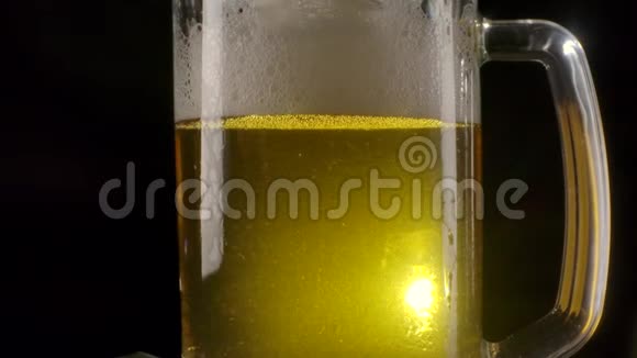杯子里的金色啤酒沸腾了视频的预览图