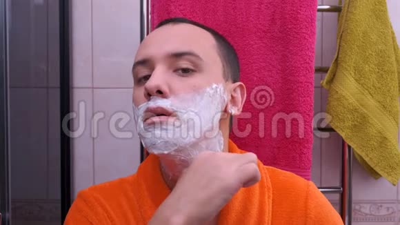 在浴室刮胡子的年轻人视频的预览图