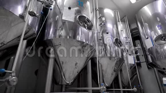现代化啤酒厂车间啤酒酿造用不锈钢罐自动化工艺视频的预览图
