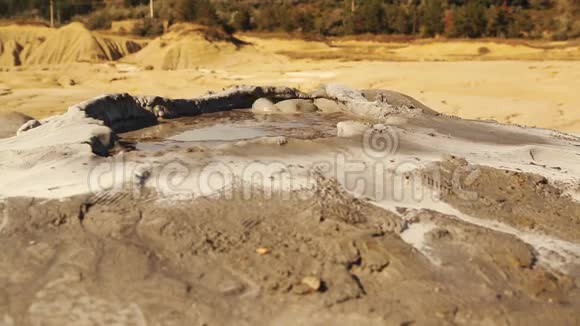 一个偏远村庄泥火山的特写镜头视频的预览图