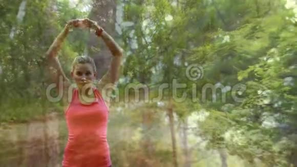 在树林里锻炼的女人视频的预览图