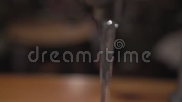 厨房里的水龙头供水视频的预览图