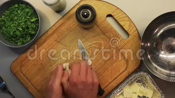 男性手在木制烹饪板上准备食物视频的预览图