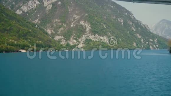 从船上俯瞰山丘和湖泊视频的预览图