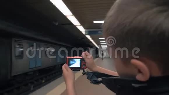拍摄一列移动的火车视频的预览图