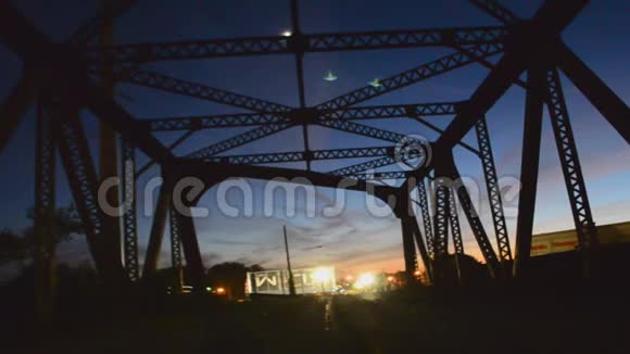 天黑后的桥梁钢梁视频的预览图