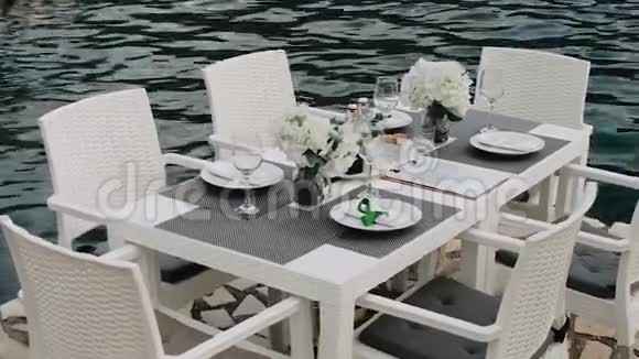 海边咖啡馆的桌椅视频的预览图