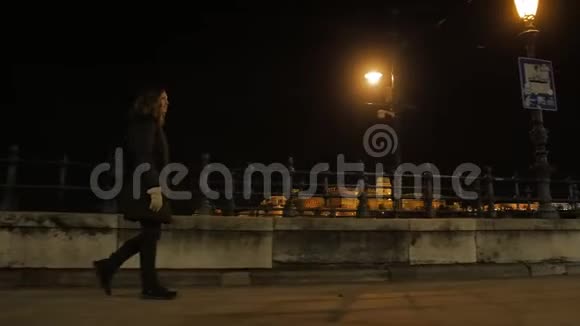 女孩晚上独自散步视频的预览图