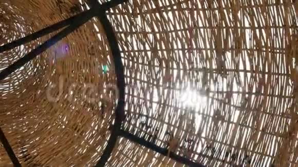 阳光伞与灯在海滩视频的预览图
