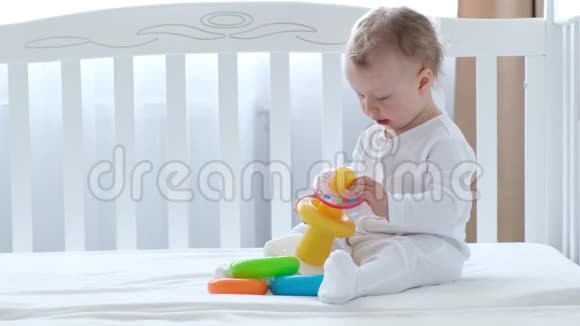 小女孩在床上玩玩具视频的预览图
