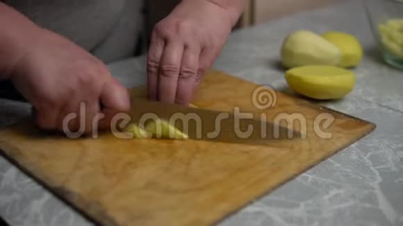手用刀切土豆视频的预览图