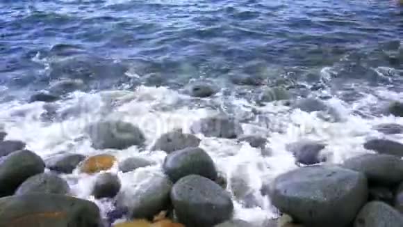 巨大岩石上的光滑波浪视频的预览图