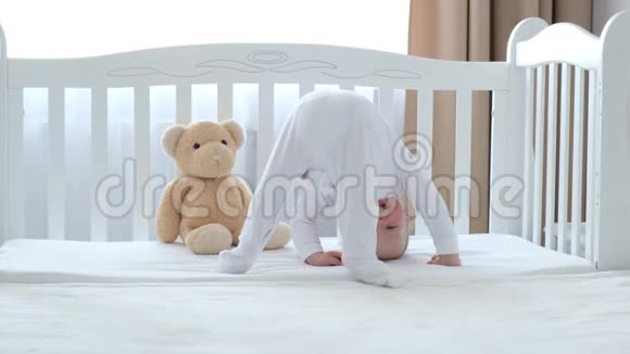 小女孩在床上玩玩具视频的预览图