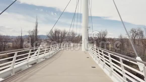科罗拉多阿尔瓦达黄金打击公园行人天桥上倾斜的视频视频的预览图
