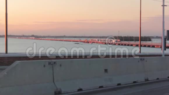 影片朝向自由桥的日落这是通往美丽威尼斯的唯一陆路通道在通常的交通状况下视频的预览图