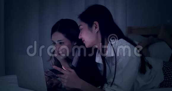 年轻的亚洲女性室友视频的预览图