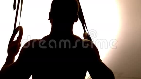 健身男子使用体操戒指在交叉健身馆视频的预览图