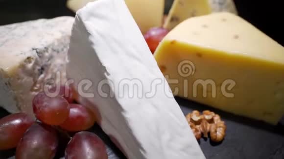 桌上有葡萄和坚果的奶酪视频的预览图