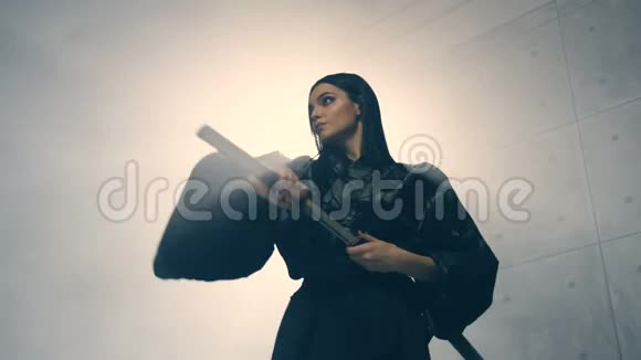 穿着和服的女人用假名练习武术视频的预览图