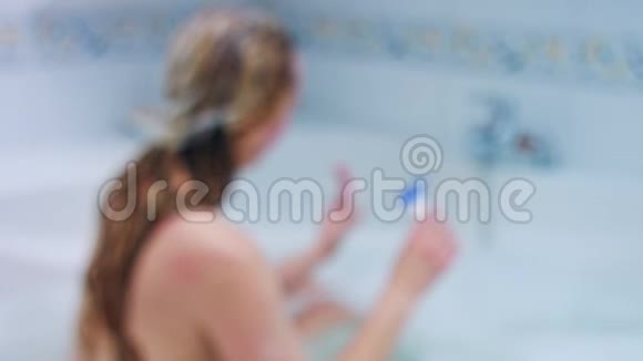 无法辨认的洗澡女人视频的预览图