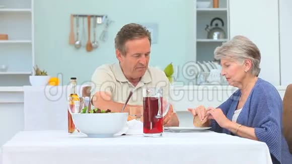 在午餐时间的老年夫妇视频的预览图