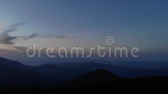 群山中湛蓝的晚霞天空视频的预览图