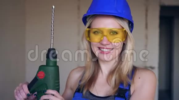 漂亮的金发女建筑工人带着电锤打孔器视频的预览图