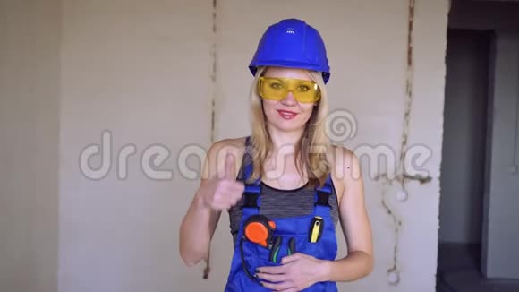 年轻漂亮的女建筑工人伸出大拇指视频的预览图
