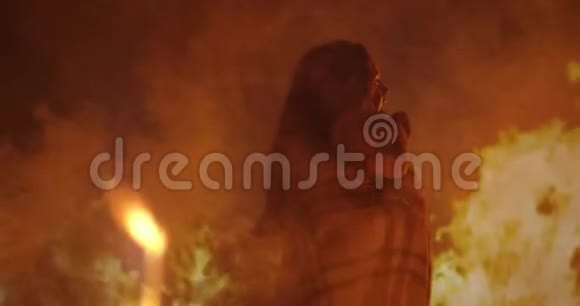 困在火里的女孩在呼救视频的预览图
