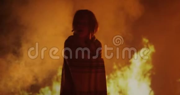 困在火里的女孩在呼救视频的预览图