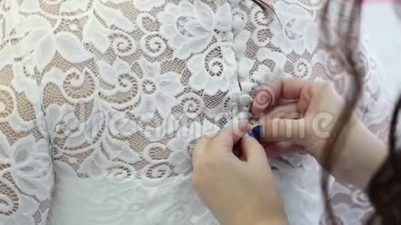 新娘穿着婚纱视频的预览图
