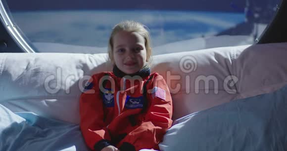 宇航员女孩对着镜头微笑视频的预览图