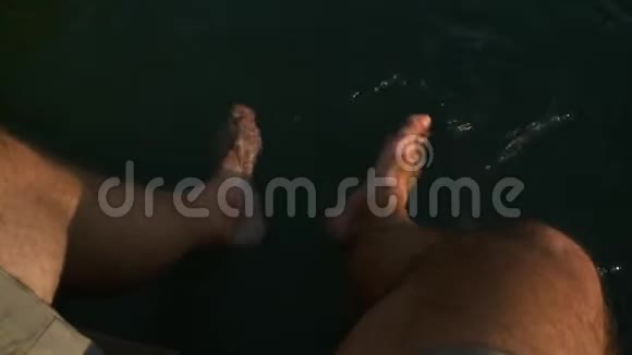 脚溅在水里视频的预览图