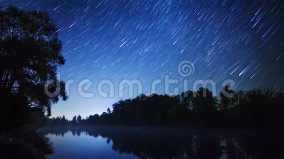 星星在河上移动视频的预览图