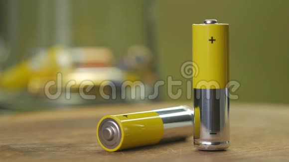 桌上AA电池的概念视频的预览图