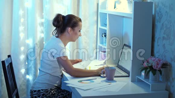 女人晚上在家工作视频的预览图
