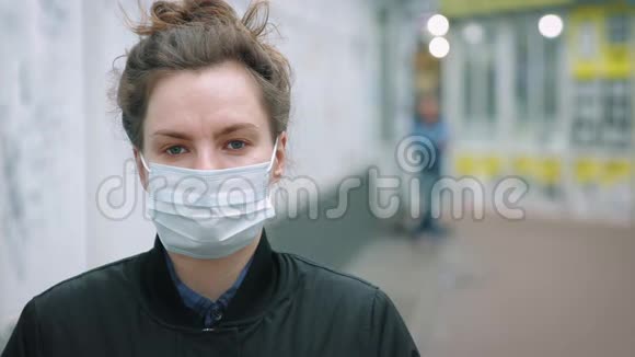 年轻女士站在街上戴着防护面罩视频的预览图