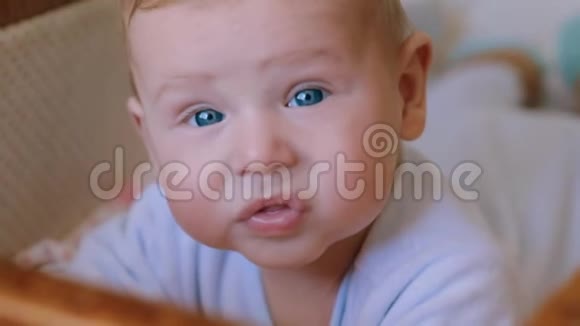 可爱的新生婴儿躺在摇篮里肚子上微笑的肖像视频的预览图