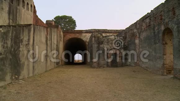 堡垒墙上的隧道视频的预览图